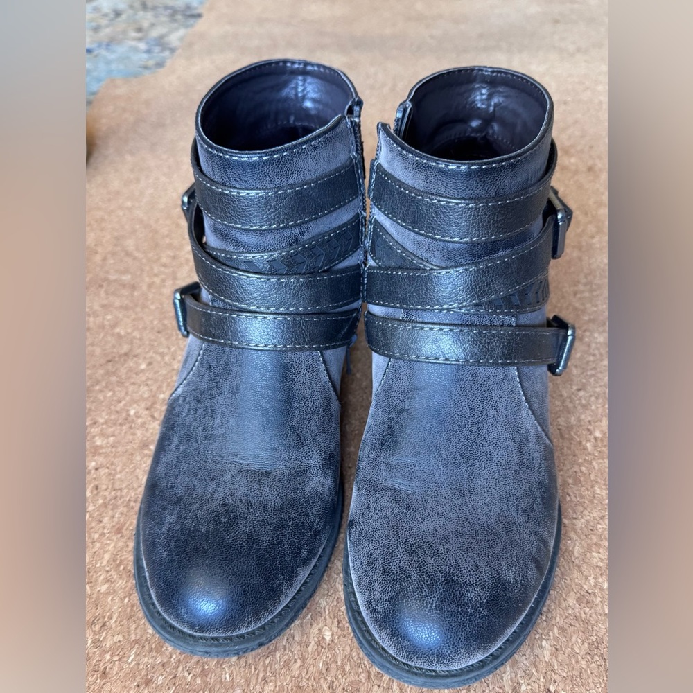 Sonoma Strapped gray bootie women’s 7.5